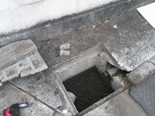道路際の雨水桝及び陥没土間コンクリートの修繕 