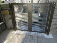 住宅の古くなった外部門扉を取替えた事例