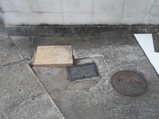 道路際の雨水桝及び陥没土間コンクリートの修繕 